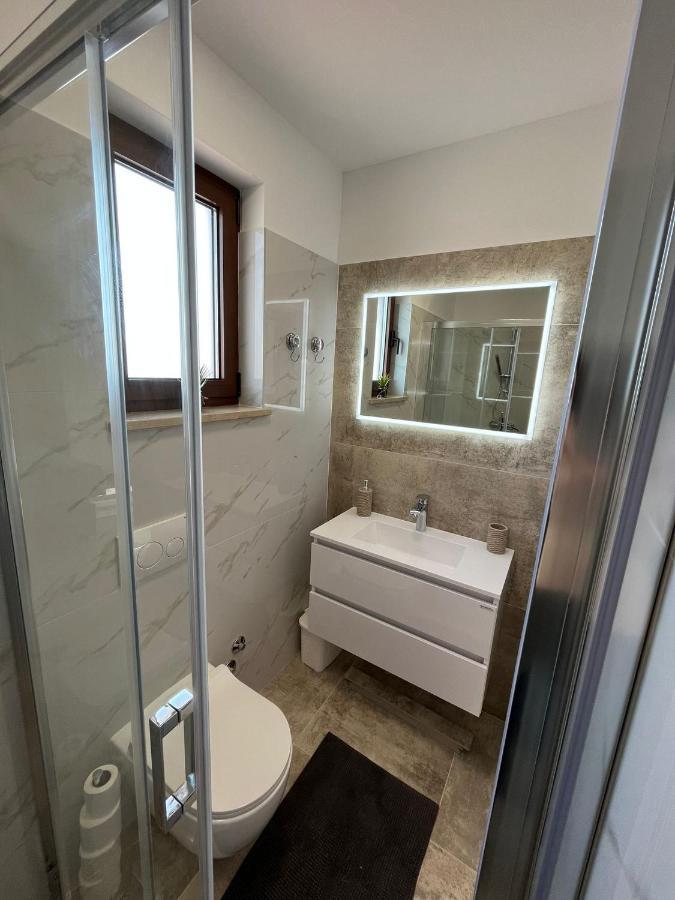 Apartman Sara S Pogledom Na More Lovran Exterior foto